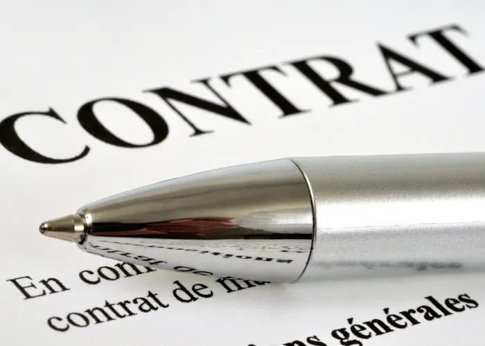Illustration de plusieurs contrats sur un fond neutre, évoquant des relations d'affaires et des obligations légales
